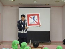 交通ルールの説明を聞いている写真