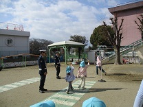 横断歩道を渡る写真