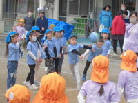 投げている写真2