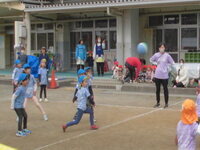 投げている写真3