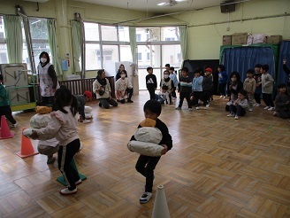 幼児園の4歳児が学年交流で、お餅運びゲームをしている様子の写真