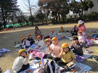 4歳児ぱんだ組がお弁当を食べている様子の写真