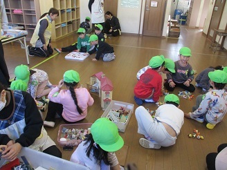 5歳児らいおん組が学童であそんでいる様子の写真