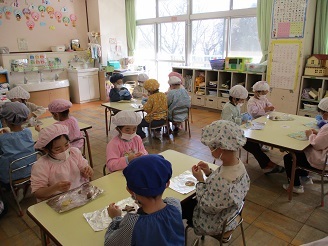 5歳児らいおん組がクッキー作りをしている様子の写真
