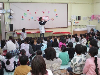 お正月あそびの集会の様子の写真