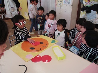 3歳児こあら組が福笑いであそんでいる様子の写真