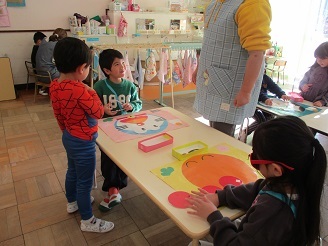 5歳児らいおん組が福笑いであそんでいる様子の写真