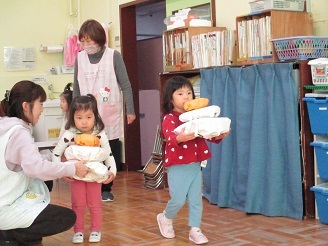2歳児うさぎ組がお餅運びであそんでいる様子の写真