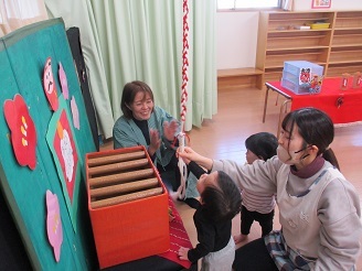 みんなの部屋でおみくじごっこをしている0歳児ひよこ組の様子の写真