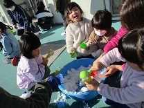 写真：雪遊び1