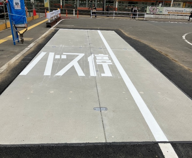 写真：豊田駅南口バス停の舗装の様子
