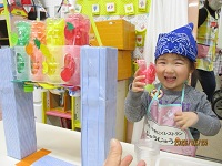 ジュースやさんのお店役の子の写真