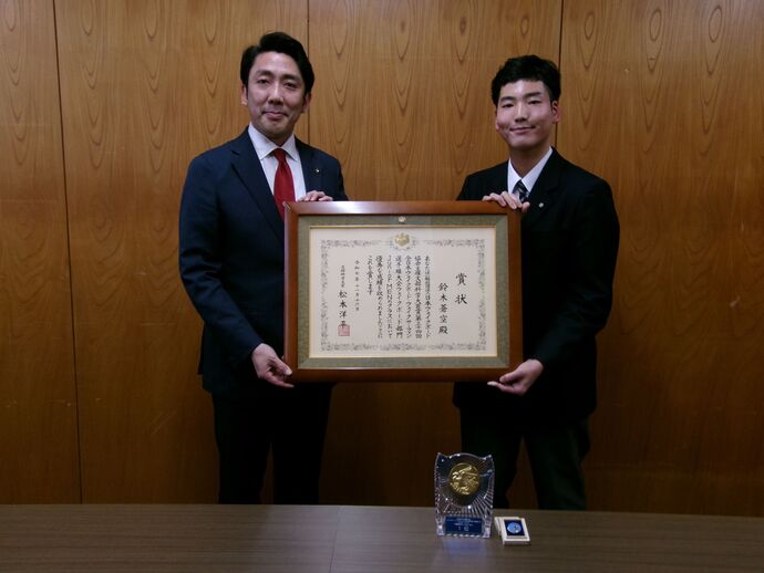 左から市長、鈴木さん