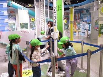 5歳児らいおん組がコニカミノルタサイエンスドームで遊んでいる様子。