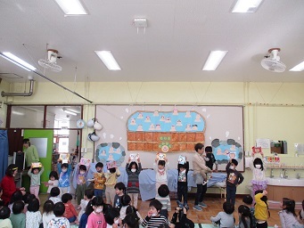 2月の誕生児たちが、誕生カードをもっている様子。