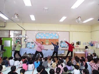 保育者がダンスをしている様子。