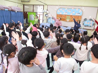 子どもたちも一緒にダンスをしている様子。
