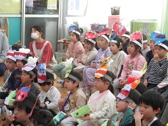 頭に手作りの鬼のお面を付けて、集会に参加している様子。