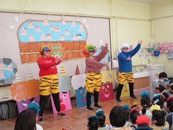 アフロ頭の鬼レンジャーが踊っている様子。