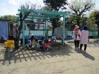 写真：子ども達が砂場で遊んでいる様子
