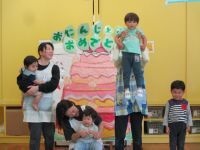 写真：みんなで歌をうたって誕生児をお祝いしているところ