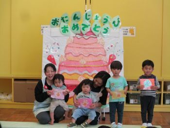 写真：4月生まれの誕生児の集合写真