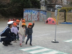横断歩道を渡る練習をする3歳児の写真