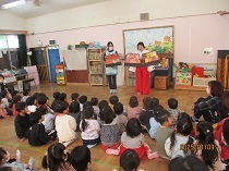 集会でおせちについての話を聞いている子どもたちの写真