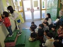 保育園の神社コーナーに参加する子どもたちの写真