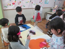 福笑いをする子どもたちの写真