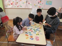 かるたをとる子どもたちの写真