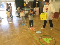 巨大すごろくコーナーで遊ぶ3歳児の写真