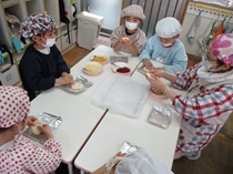 ピザ生地をこねる子どもの写真