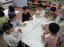 ピザを食べる子どもの写真