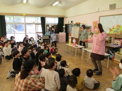 誕生会での職員からの出し物の画像