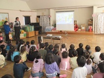 警察官から話を聞く子どもの画像