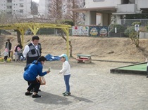 知らない人に話しかけられた際の練習を警察官とする男の子の画像