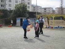知らない人に話しかけられた際の練習を警察官とする女の子の画像