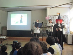 観劇会で歌を歌うチーム魔女のスタッフの画像