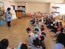 節分の由来をパネルシアターを通して聞く子どもたちの画像