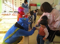 鬼と握手をする1歳児の画像