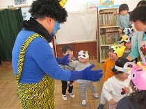 鬼とタッチをする3歳児の画像