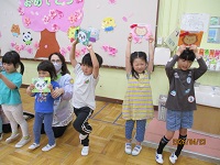 5歳児の子どもが誕生カードをもらって喜んでいる写真