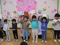誕生カードをもらって喜んでいる4歳児の写真