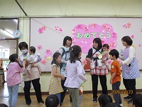ひよこ組が年長児にプレゼントをもらっている写真