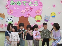 新入園児の紹介をしている写真