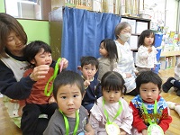 手作りペンダントをもらった2歳児うさぎ組