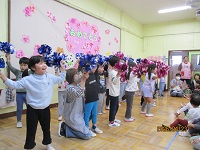 みんなでダンス。年長児が見本で踊っている写真
