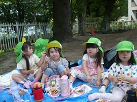 園庭でお弁当を食べている様子
