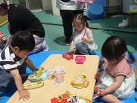 テラスでお弁当を食べている2歳児の写真